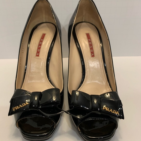 PRADA BLACK SCAMASCO PATENT BOW WEDGE SANDAL 8 - Picture 1 of 7